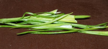 Теперь приготовить начинку. Для этого нарезать зеленый лук сначала вдоль, а потом поперек, чтобы получилась мелкая нарезка.