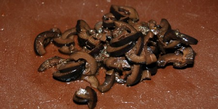 Оливки нарезать мелкими кусочками.