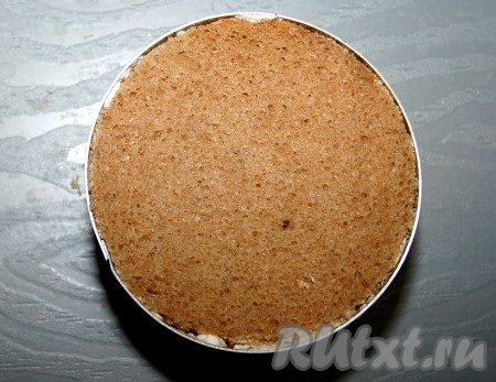 И так укладываем все слои. Последний, верхний слой бутербродного торта должен быть из хлеба. Утрамбовываем все слои, укрываем полиэтиленовой пленкой, ставим небольшой груз сверху и убираем на несколько часов&nbsp; в холодильник.
