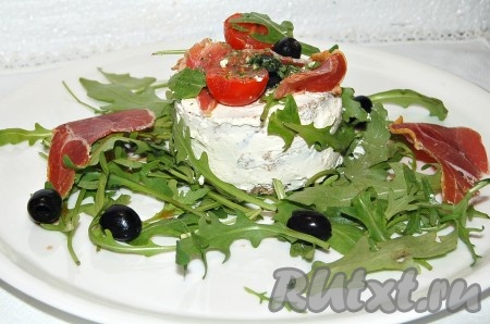 Есть с помощью ножа и вилки, разрезая на кусочки.