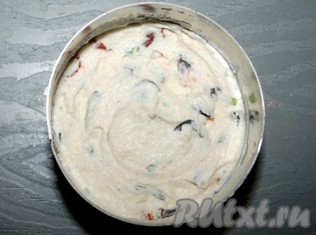 На хлебный слой укладываем ровный слой начинки. Утрамбовываем с помощью ложки.