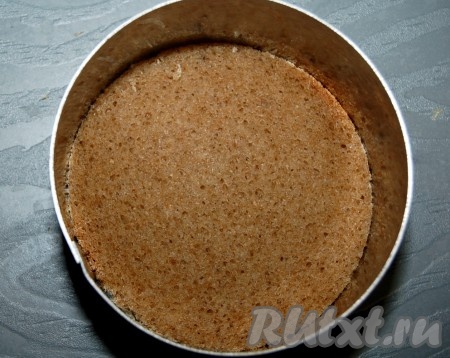 Теперь взять формочку,с помощью которой вырезали кружки из хлеба. В нее уложить один слой из хлеба, т.е. укладываем на дно  кусочек хлеба.

