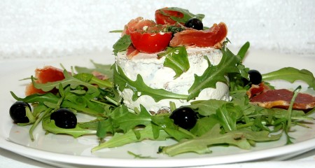 На тарелку насыпаем слой салата рукколы и укладываем наш бутербродный торт. Украшаем по своему вкусу и желанию.