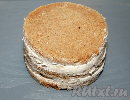 Спустя несколько часов достаем из холодильника и снимаем формочку-кольцо.