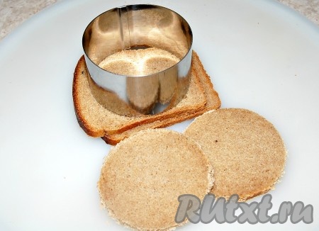 Формочкой-кольцом вырезать кружки из хлеба.
