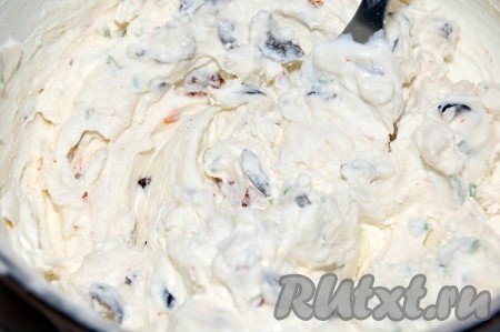 Перемешать аккуратно. Начинка бутербродного торта готова.
