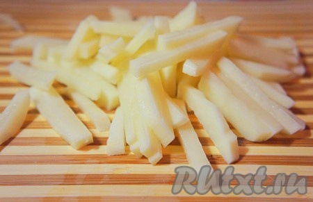 Картофель нарезать произвольным образом и добавить в суп.