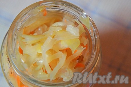 Добавить квашенную капусту и капустный рассол по вкусу, посолить. Убавить огонь и готовить кислые щи ещё 30-40 минут на медленном огне.
