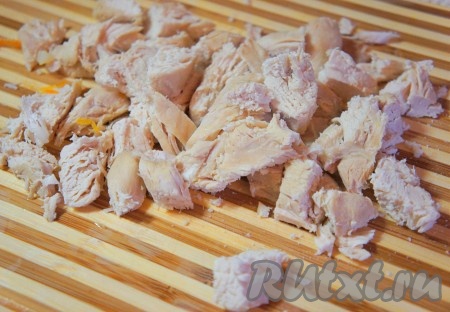 Достать курицу, нарезать и снова отправить в щи.
