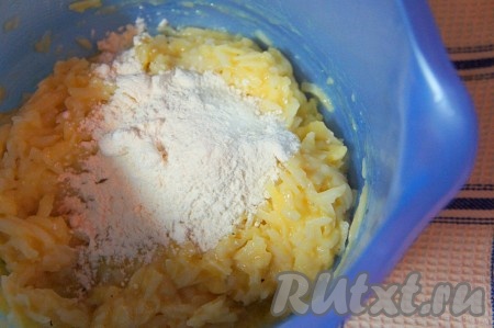 Добавить муку, перемешать. Картофельное "тесто" готово.