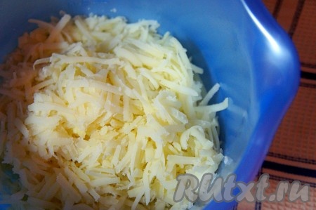 Готовим картофельное тесто для сосиски. Картофель очистить, натереть на тёрке.
