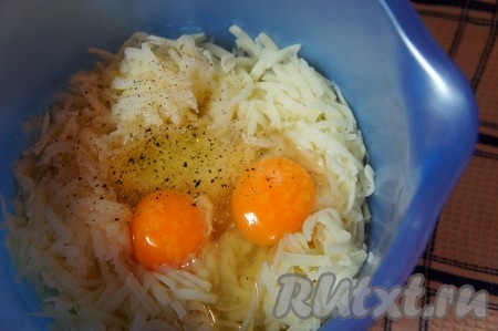 Добавить яйца, соль, перец, тщательно перемешать.