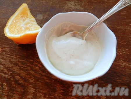 Для заправки смешать сметану, горчицу, добавить черный молотый перец и несколько капель лимонного сока. Количество горчицы в заправке регулируйте по вкусу в зависимости от ее остроты. Заправить салат.