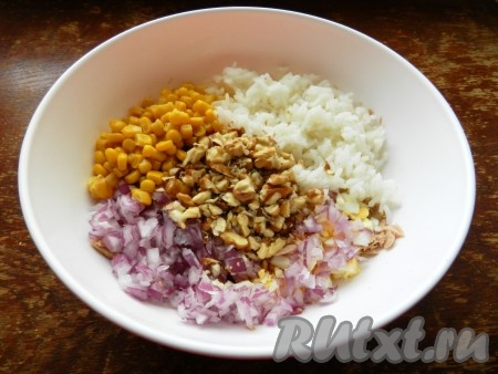 В миску сложить консервированного тунца, кукурузу, рис, яйца, лук, рубленные орехи.
