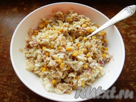 Перемешать салат, если нужно, посолить.