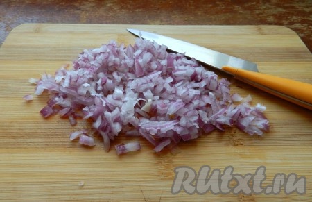 Лук очистить и нарезать мелко.
