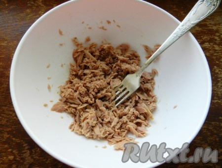 Тунец выложить из банки (жидкость слить) и размять вилкой.