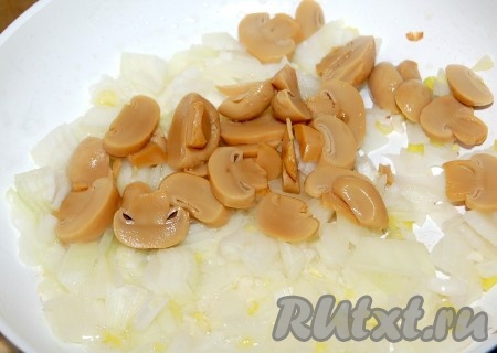 Для приготовления соуса налить в сковородку растительное масло, нарезать репчатый лук и шампиньоны, добавить их в сковородку для обжаривания.