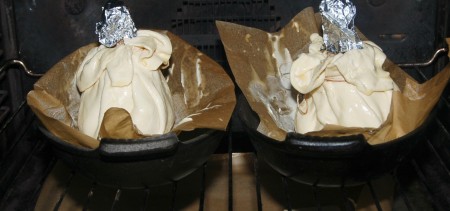 Форму выстелить бумагой для выпечки, слегка смазать бумагу маслом (или маргарином) и на бумагу поставить куриную ножку в слоеном тесте. Отправить форму в заранее нагретую до 170 градусов духовку на 30-40 минут.