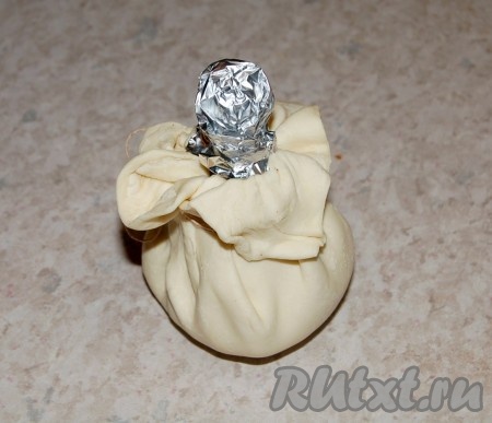 Выступающую часть куриной ножки обязательно прикрыть фольгой, чтобы не обгорела.