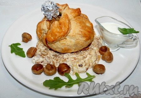 Когда все будет готово, можно сервировать тарелку. Сначала выложить соус, на соус установить запеченную куриную ножку в слоеном тесте, рядом разбросать жареные шампиньоны и налить сметану в маленький соусник.