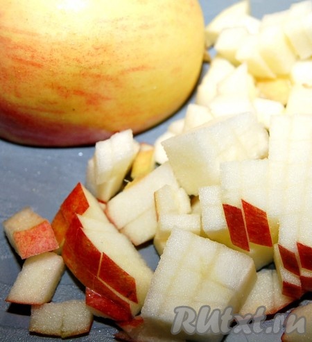 Яблоко вместе с кожицей нарезать небольшими кубиками.