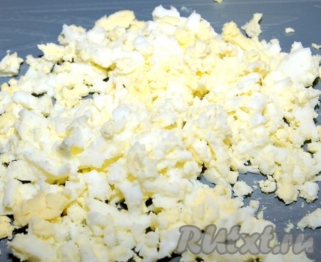 Яйцо вкрутую измельчить с помощью вилки.