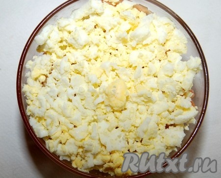 Измельченное яйцо добавить в креманку поверх обжаренного лука.