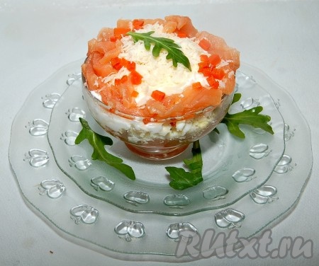 Украсить слоеный салат по своему усмотрению. Я добавила семгу и немного моркови.
