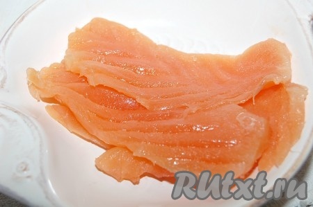 Семгу малой соли нарезать тонкими кусочками.