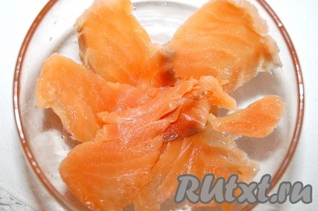 Дно креманки выложить кусочками семги.