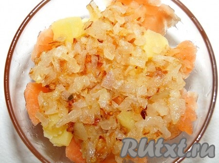 Обжаренный лук остудить и выложить поверх картофеля.