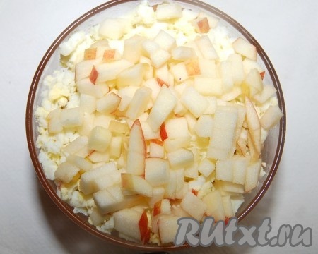 Нарезанное яблоко добавить в креманку поверх яйца.