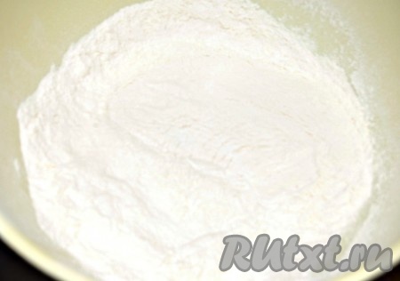 В одной миске соединить просеянную муку, сахар, соль и разрыхлитель для теста.