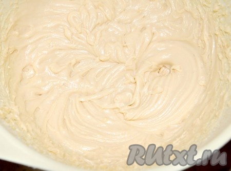 Получится вот такое тесто для кексиков. Оно будет напоминать сметану средней густоты. Если густоты теста будет недостаточно, то отрегулируйте густоту, добавив муку или молоко.