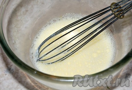 Соединить молоко (или воду) и яйцо в одной миске. Тщательно размешать венчиком.