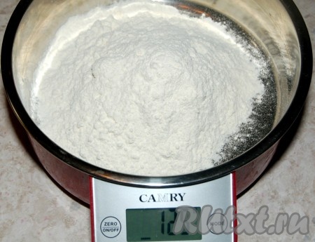 Муку взвесить на весах и обязательно просеять через сито.