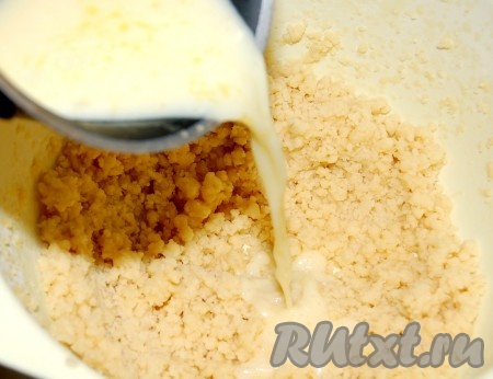 Теперь полученную массу влить тонкой струйкой в тесто, постоянно мешая.