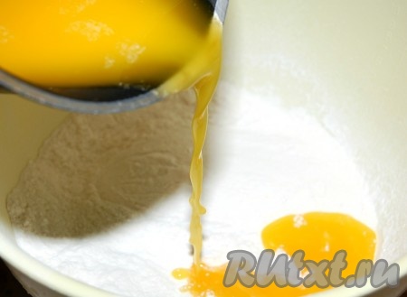 Масло сливочное растопить в ковшике, слегка остудить и тонкой струйкой влить в муку, при этом интенсивно мешая.