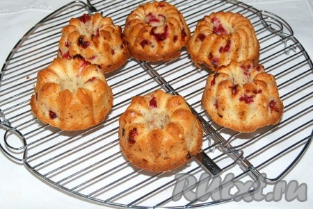 Готовые кексы достать из духовки, вынуть из силиконовых формочек и оставить остужаться на решётке.