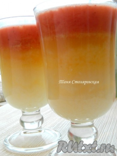 Затем заливаем клубничным слоем. Оставляем наше фруктовое желе на ночь до полного застывания.
