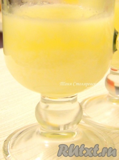 В формы заливаем первый (ананасовый) слой и оставляем в холодильнике до застывания. У меня на это ушло 30 минут. Поверх желтого (ананасового) слоя заливаем апельсиновый слой и отправляем в холодильник до застывания.&nbsp;
