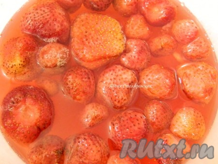 Для красного слоя в&nbsp;блендер выливаем желе, клубнику, йогурт, взбиваем на средней скорости до однородной смеси.&nbsp;