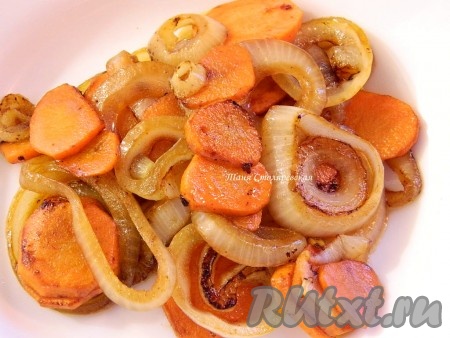 Спассеровать морковь и лук.