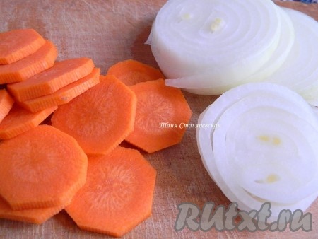 Лук порезать кольцами, морковь - кружочками.