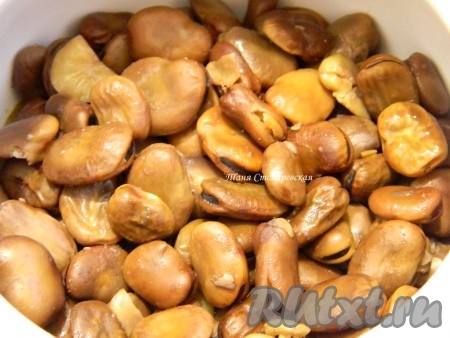 В горшочек уложить слоями курицу, лук, морковь, бобы, добавить специи.