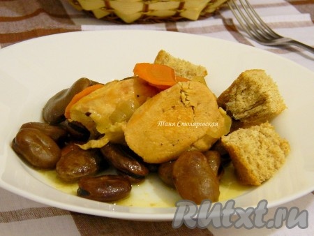 Разогреть духовку до 200 градусов, поставить в нее горшочек и тушить до полной готовности бобов. Подавать курицу с бобами можно с зеленью или с большим количеством бульона и кусочками хлеба. Будет Вкусно!
