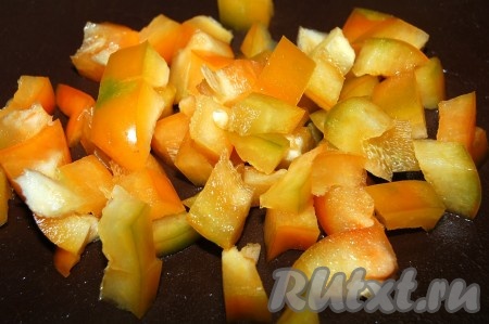 Нарезать сладкий перец небольшими кубиками.
