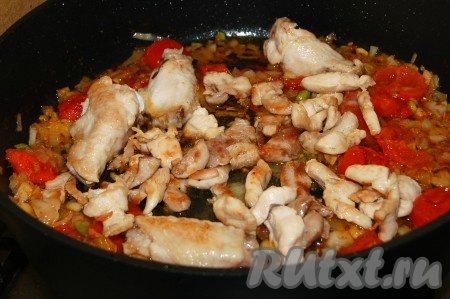 Затем выложить в сковороду отложенные кусочки обжаренной курочки. Тушить все вместе 7 минут.
