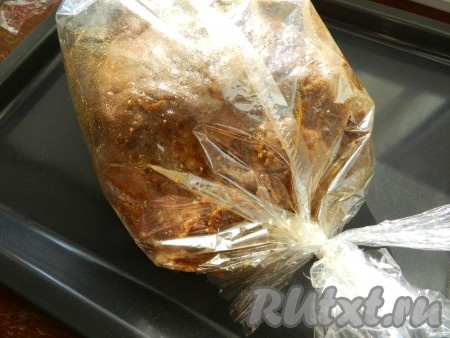 По прошествии времени разогреть духовку до 190 градусов. Переложить свинину в рукав для запекания, завязать рукав с двух сторон. Выложить рукав со свининой на противень и отправить запекаться в духовку на 1,5 часа.
